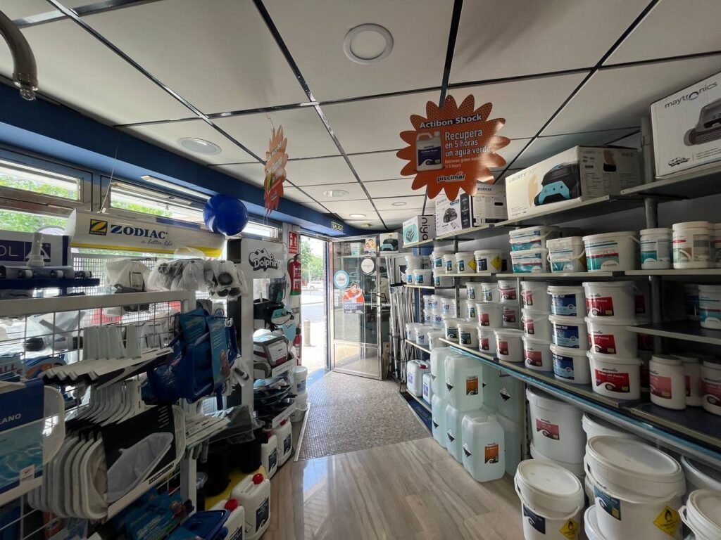 Interior de la tienda de Granagua piscinas